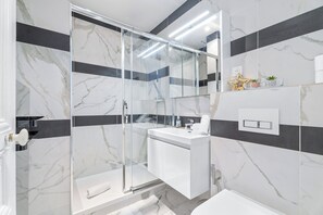 Douche, articles de toilette gratuits, sèche-cheveux