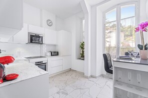 Fridge, microwave, oven, stovetop