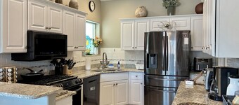 HOUSE ESTRELLA - Luxury 3-Bedroom Desert Oasis in Prescott Valley