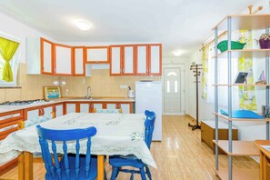 Fridge, stovetop, cookware/dishes/utensils - Studio with Wi-Fi and Terrace (Premantura)