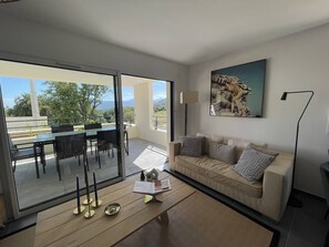 TV - Elegant apartment in a residence with swimming pool (CALVI)