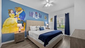 3 slaapkamers, een bureau, een strijkplank/strijkijzer, reisbedje