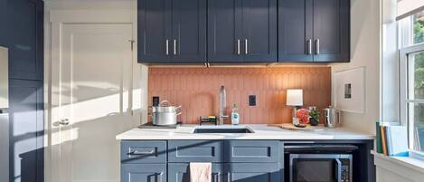 Réfrigérateur, micro-ondes, batterie de cuisine, vaisselle et ustensiles