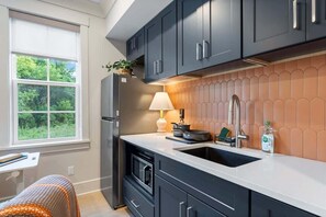 Kühlschrank, Mikrowelle, Kochgeschirr/Geschirr/Besteck