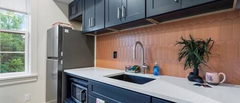 Refrigerador, microondas y utensilios de cocina