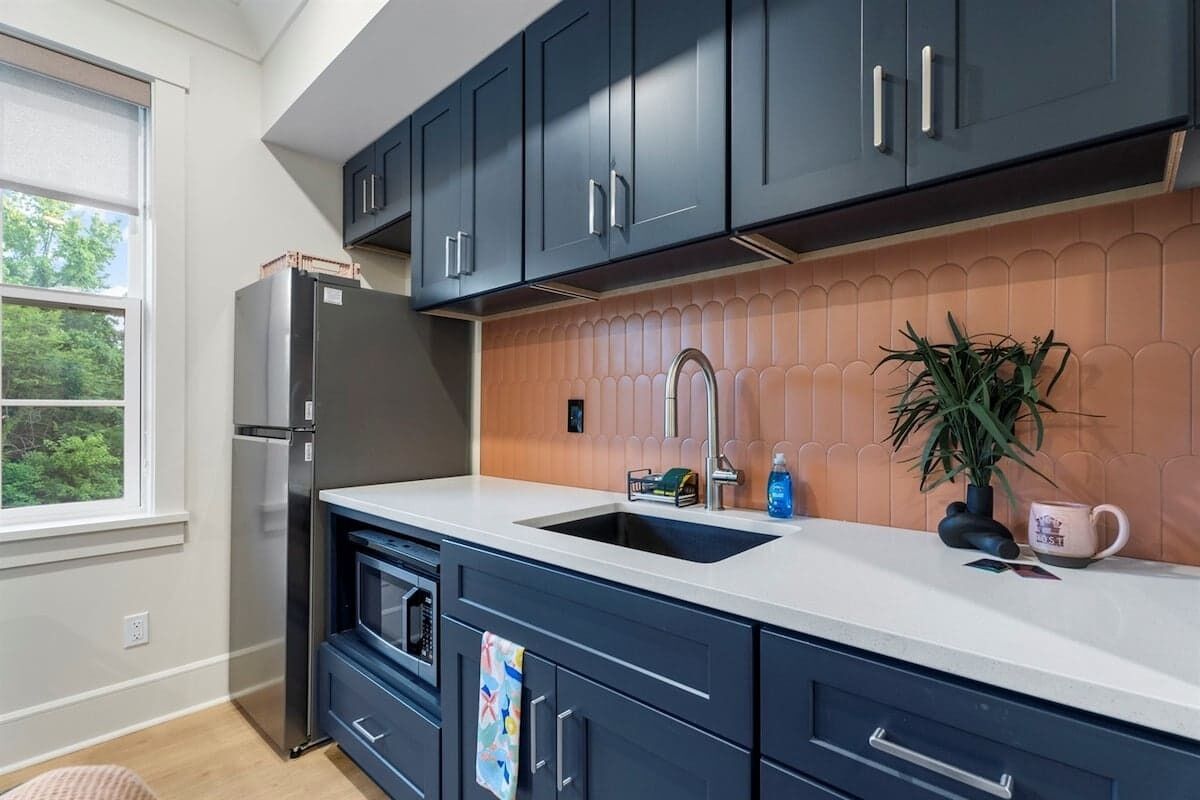 Jääkaappi, mikroaaltouuni, keittoastiat/astiat/ruokailuvälineet