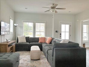 TV - 1.6 MILES FROM JORDAN-HARE! (Auburn)