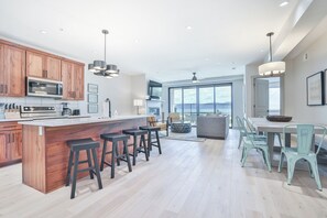 Fridge, microwave, oven, stovetop - Suite 102 @ Water's Edge Resort (Garden City)