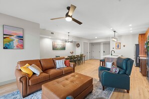 TV, fireplace - Suite D 402 @ Water's Edge Resort (Garden City)