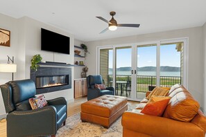 TV, fireplace - Suite D 402 @ Water's Edge Resort (Garden City)
