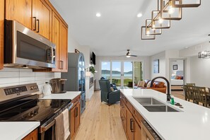 Fridge, microwave, oven, stovetop - Suite D 402 @ Water's Edge Resort (Garden City)