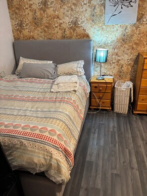 1 chambre, fer et planche à repasser, Wi-Fi gratuit, draps fournis