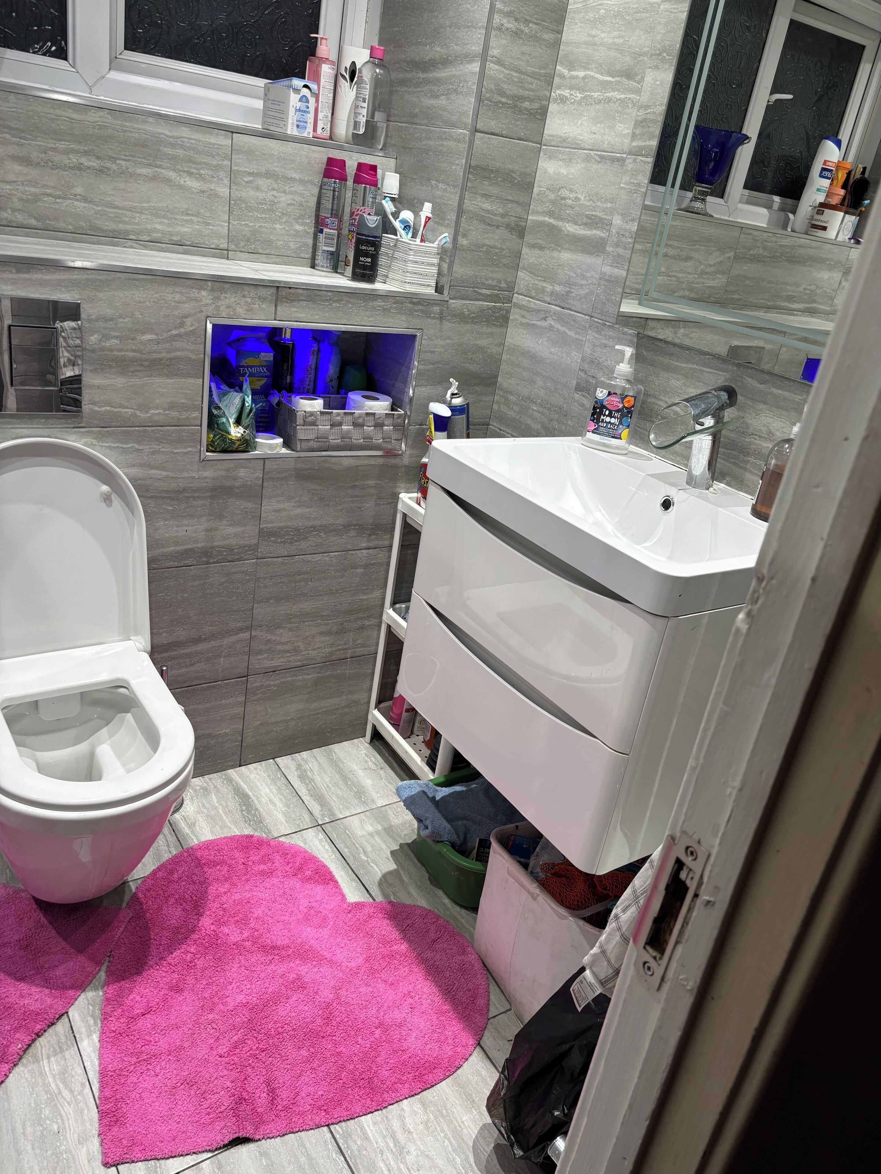Toallas, jabón, shampoo, papel de baño 