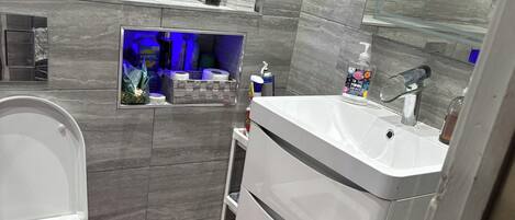 Toallas, jabón, shampoo, papel de baño