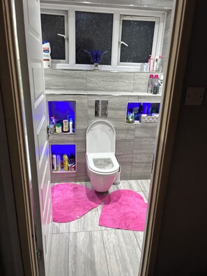 Towels, soap, shampoo, toilet paper - Female and family friendly King size bed -5 (Manchester)