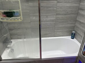 Serviettes fournies, savon, shampooing, papier de toilette
