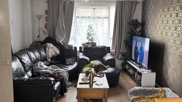 Smart TV, libros, biblioteca de música, estéreo