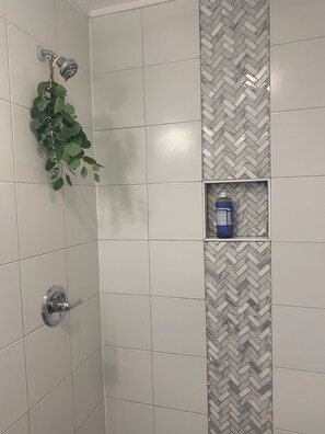 Haartrockner, Handtücher, Seife, Toilettenpapier