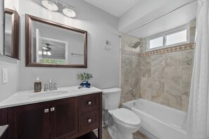 Shower, hair dryer, shampoo - Red Jordan | Boho Style Vacation Home (Orlando)