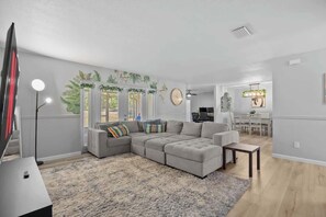 TV, video games, offices - Red Jordan | Boho Style Vacation Home (Orlando)