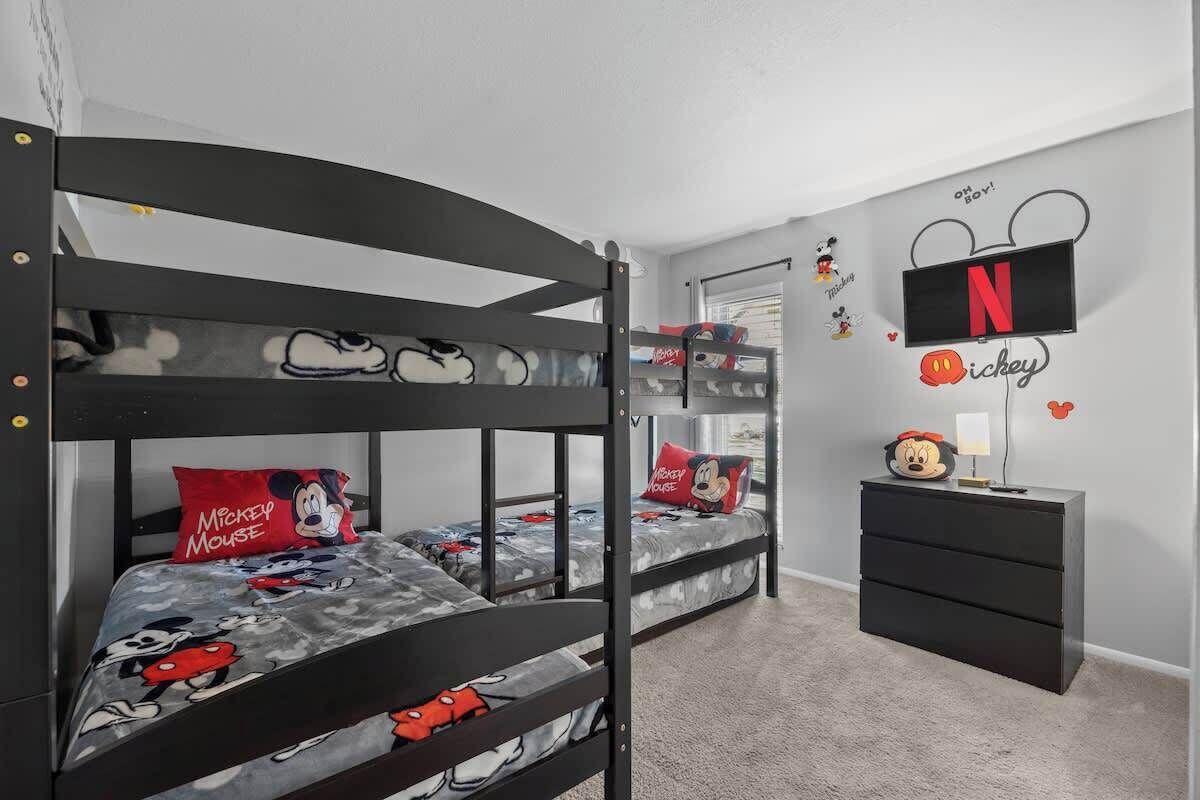 4 bedrooms, iron/ironing board, WiFi, bed sheets