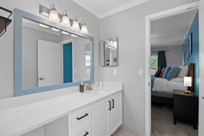 Shower, hair dryer, shampoo - Red Jordan | Boho Style Vacation Home (Orlando)