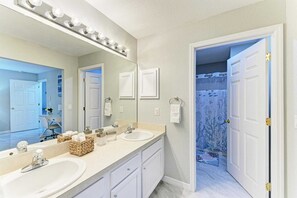 Secadora de cabello, toallas, jabón, papel de baño