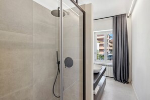 Shower, hair dryer, bidet, towels