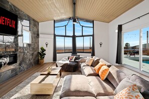 Smart TV, fireplace