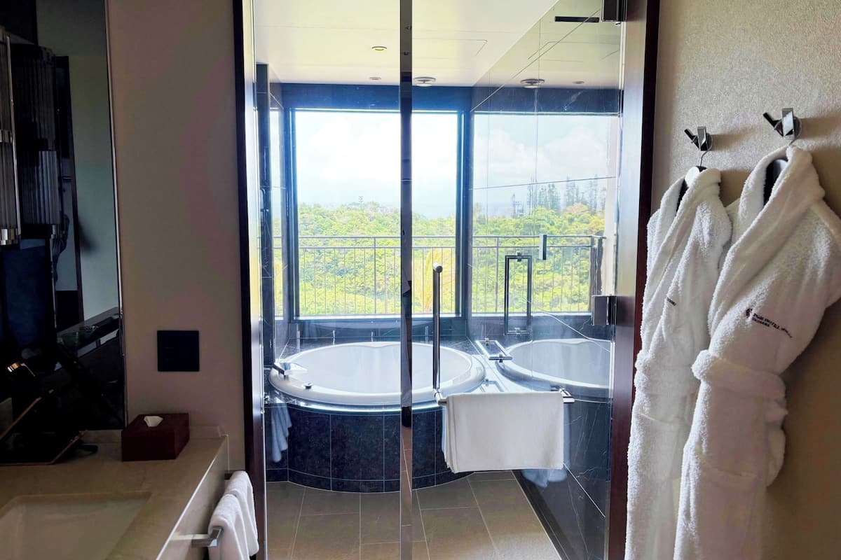 Deluxe-Zimmer, Nichtraucher (View bath) | Zimmersafe, Bügeleisen/Bügelbrett, kostenloses WLAN, Bettwäsche