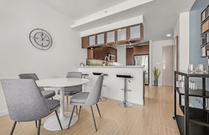 Dining - Entire High Rise Downtown Dallas +In the Heart of Dallas + views + Free Parking (Dallas)