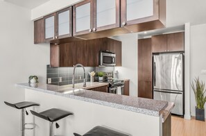 Kjøleskap, mikrobølgeovn, ovn og kokeplater