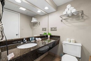 Shower, hair dryer, towels, shampoo - Landmark 844 (Myrtle Beach)