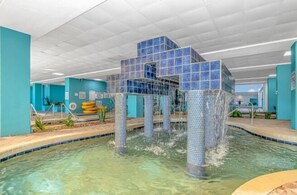 Innendørsbasseng og et oppvarmet basseng