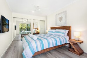 3 bedrooms, iron/ironing board, WiFi, bed sheets - Golden Waterfront Retreat (Golden Beach)