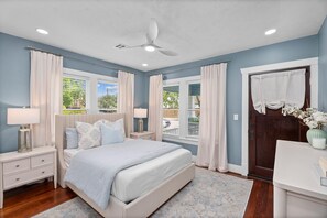 4 Schlafzimmer, Schreibtisch, Bügeleisen/Bügelbrett, Reisekinderbett