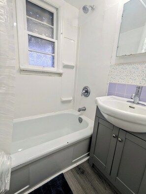 Serviettes fournies, savon, papier de toilette