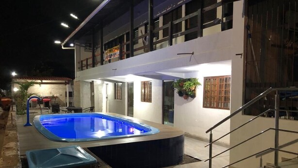 Ein modernes Gebäude mit Pool, Außenbereich und einer Treppe zu einer oberen Ebene.