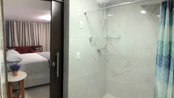 Familieværelse til 4 personer - aircondition - udsigt til pool | Badeværelse | Bruser, håndklæder, Toiletpapir