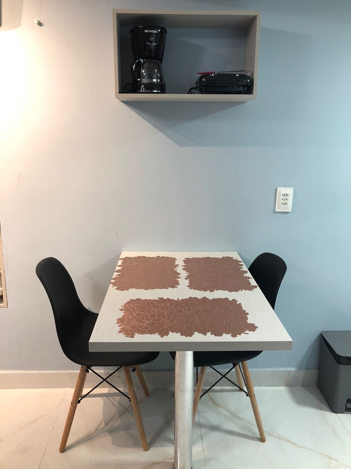 Quarto quádruplo família, ar-condicionado, vista para a piscina | Espaço de trabalho para notebook, cortinas blackout