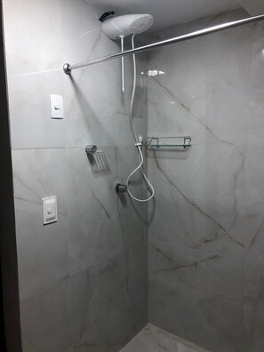 Habitación cuádruple familiar, Aire acondicionado, vistas a la piscina | Baño | Ducha, toallas y papel higiénico