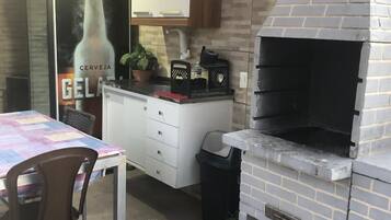 Familien-Vierbettzimmer, Klimaanlage, Poolblick | Wohnbereich