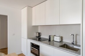 Frigorífic, microones, forn i placa de cuina 