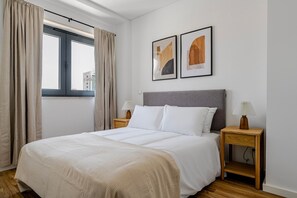 Tabla de planchar con plancha, wifi, ropa de cama