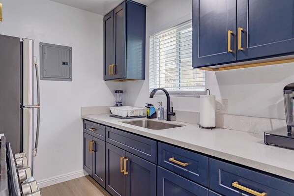 Refrigerador, microondas, horno, placa de cocina
