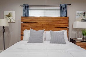 Escritorio, tabla de planchar con plancha, wifi y ropa de cama