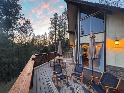 Forest VIEWS A frame cabin, firepit, pool table, near Yosemite