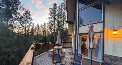 Forest VIEWS A frame cabin, firepit, pool table, near Yosemite