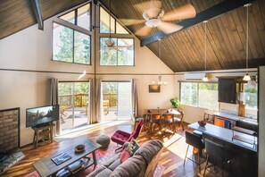 Smart-tv, eldstad och böcker