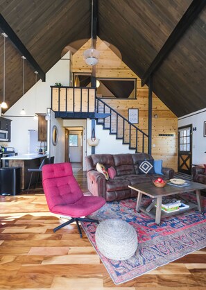 Smart-tv, eldstad och böcker